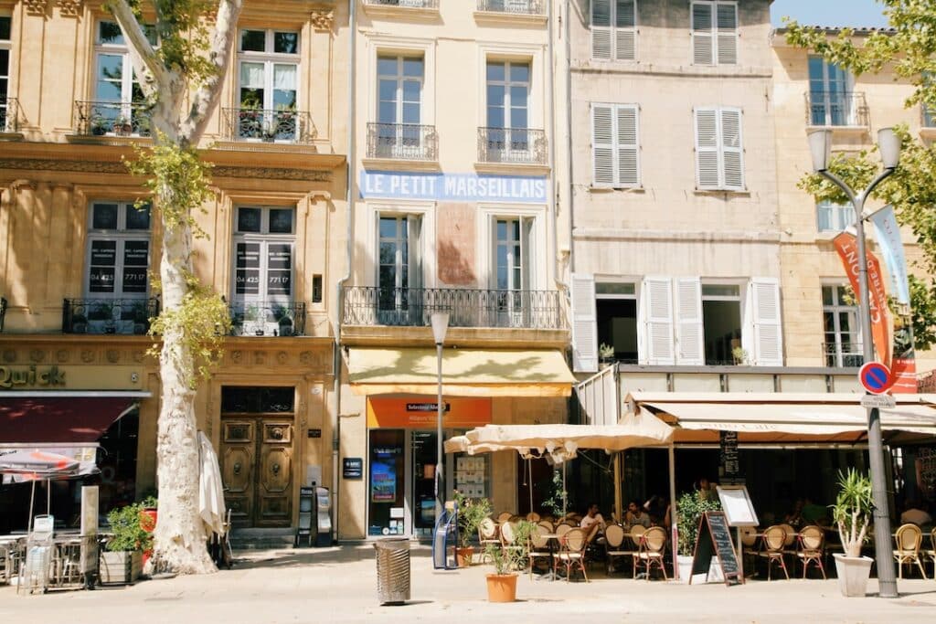 Hôtel Saint Christophe, un hôtel à Aix-en-Provence, se trouve au cœur d'un cadre historique, offrant une atmosphère élégante. Avec ses façades Provençales, il incarne le charme authentique de la région. Profitez d'une expérience gastronomique raffinée dans une brasserie voisine et découvrez le mariage parfait entre design moderne et confort traditionnel.